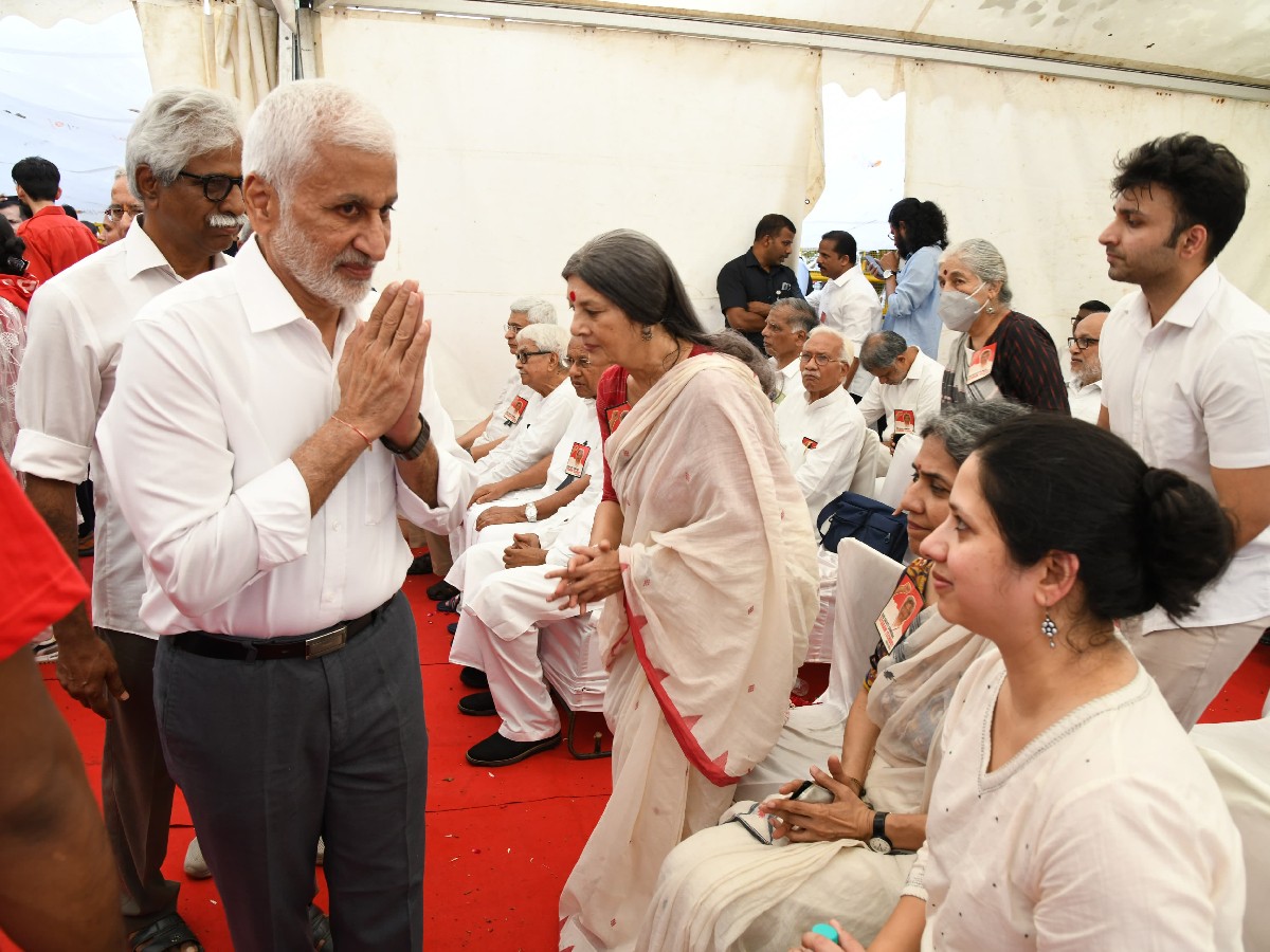 Vijaya Sai Reddy pays tribute to Yechury's body15