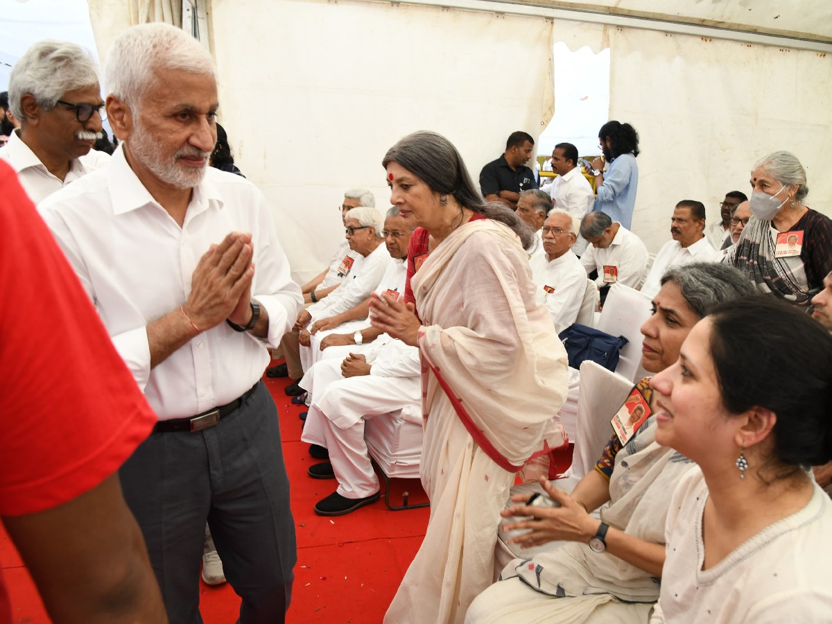 Vijaya Sai Reddy pays tribute to Yechury's body16