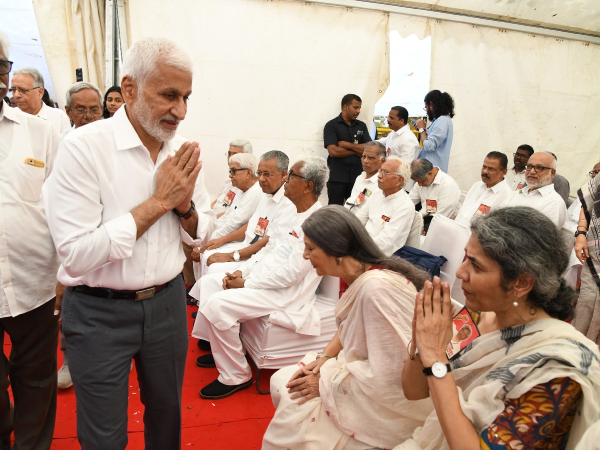 Vijaya Sai Reddy pays tribute to Yechury's body18