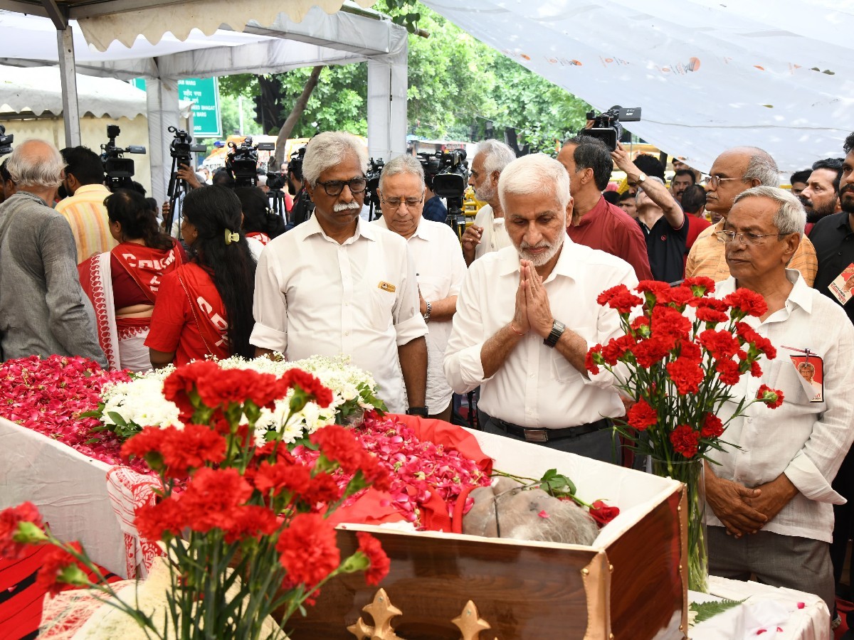 Vijaya Sai Reddy pays tribute to Yechury's body20