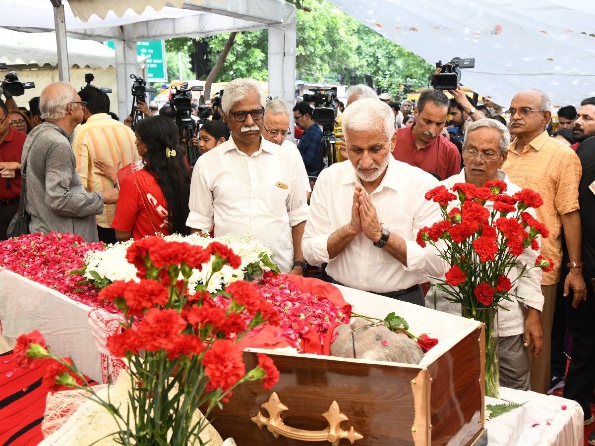 Vijaya Sai Reddy pays tribute to Yechury's body2