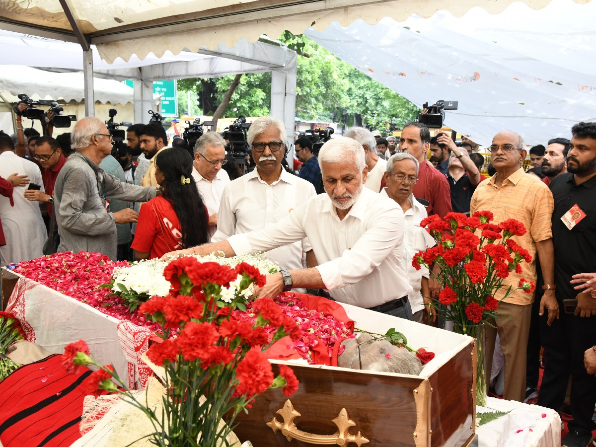 Vijaya Sai Reddy pays tribute to Yechury's body3