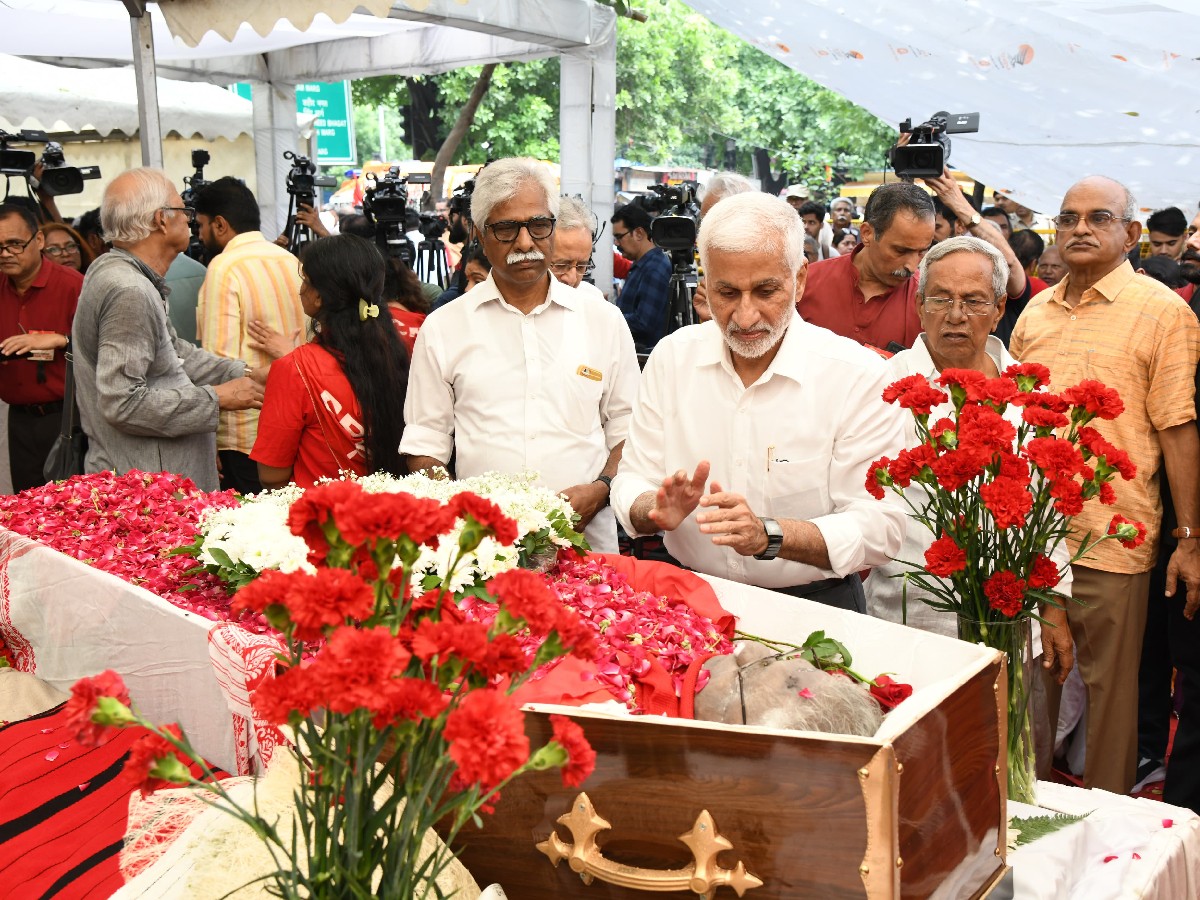Vijaya Sai Reddy pays tribute to Yechury's body4