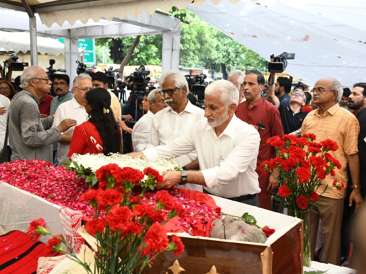 Vijaya Sai Reddy pays tribute to Yechury's body5