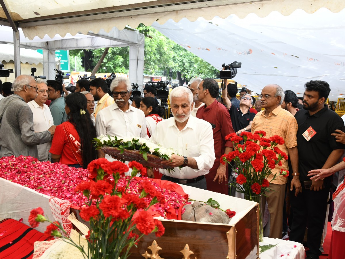 Vijaya Sai Reddy pays tribute to Yechury's body6