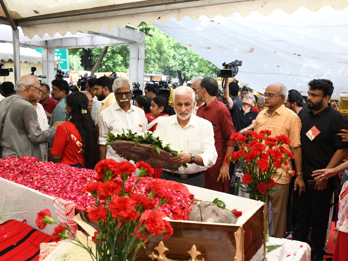 Vijaya Sai Reddy pays tribute to Yechury's body7