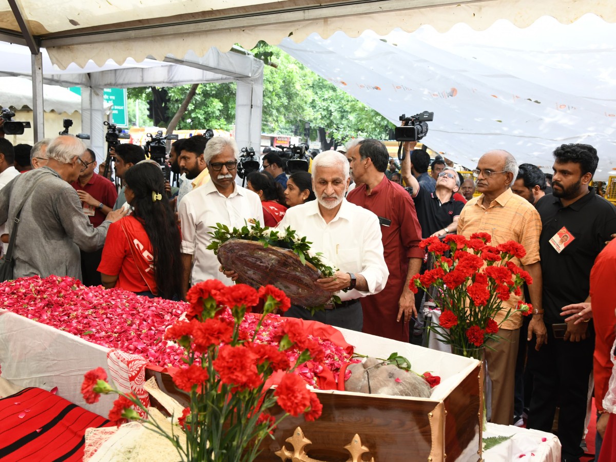 Vijaya Sai Reddy pays tribute to Yechury's body8