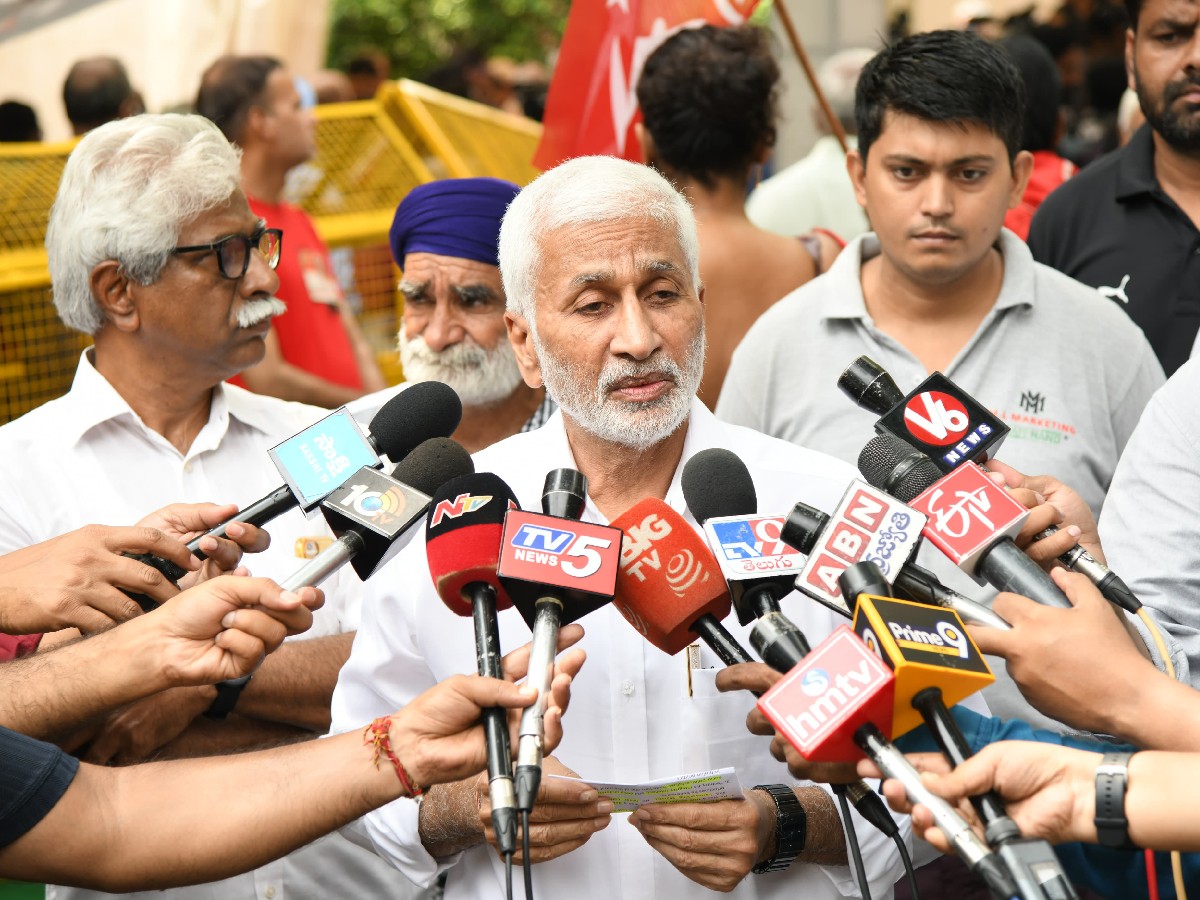 Vijaya Sai Reddy pays tribute to Yechury's body9