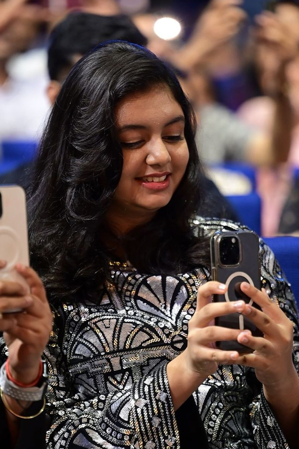 Aishwarya Rais Daughter Aaradhya Capturing Her Mother On Camera Pics Goes Viral2