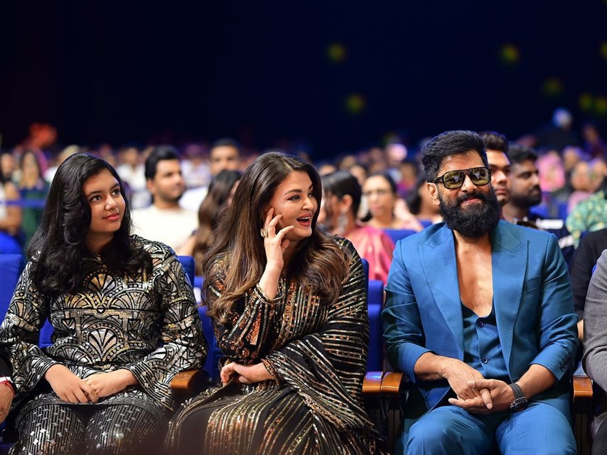 Aishwarya Rais Daughter Aaradhya Capturing Her Mother On Camera Pics Goes Viral12