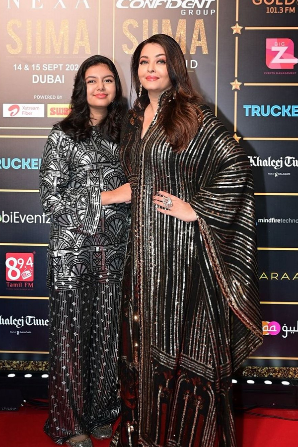 Aishwarya Rais Daughter Aaradhya Capturing Her Mother On Camera Pics Goes Viral9