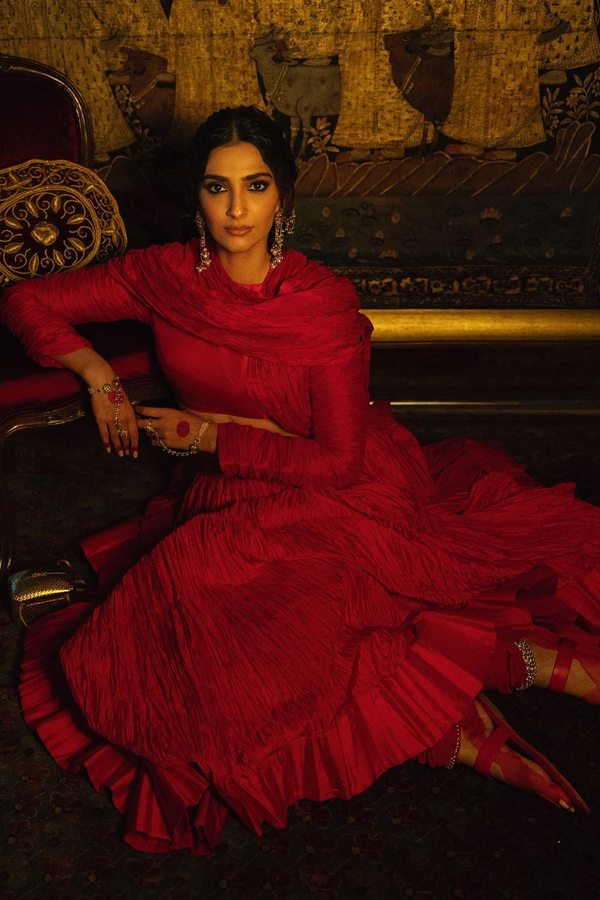 Bollywood Actress Sonam Kapoor Beauty In Red Dress2