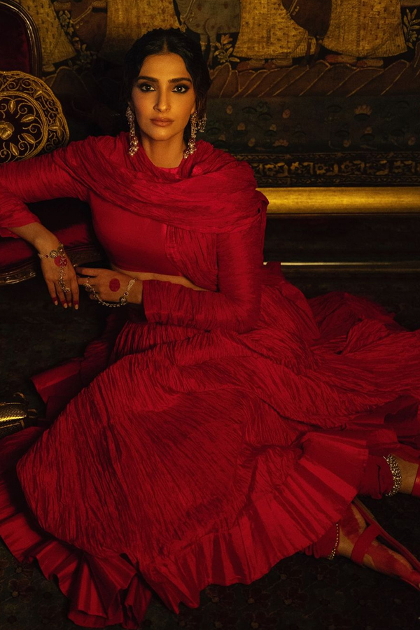 Bollywood Actress Sonam Kapoor Beauty In Red Dress13