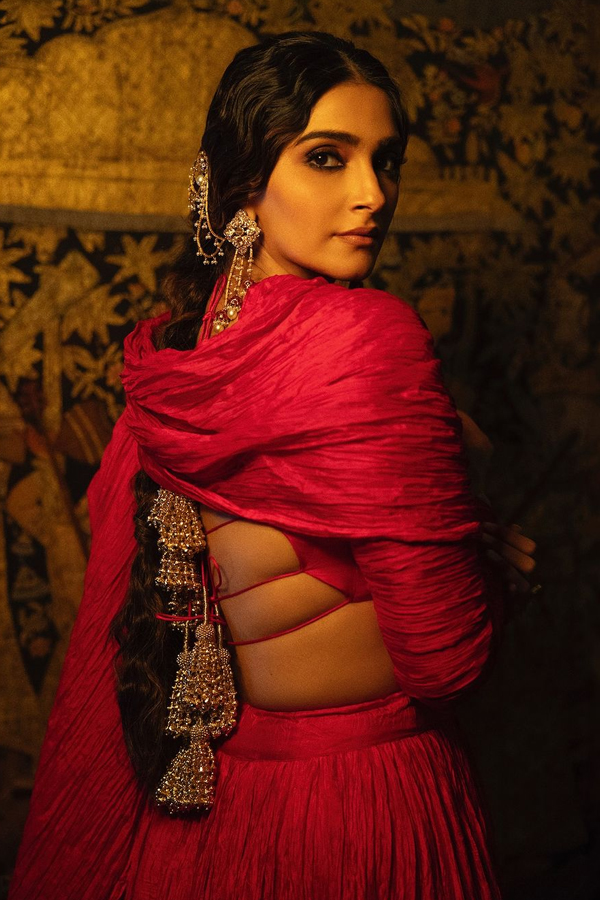 Bollywood Actress Sonam Kapoor Beauty In Red Dress3