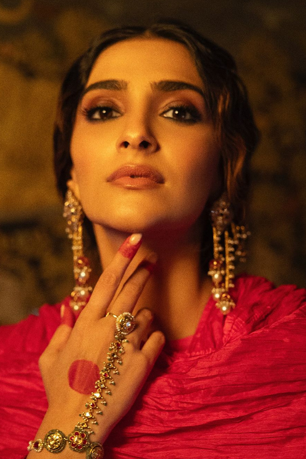 Bollywood Actress Sonam Kapoor Beauty In Red Dress4