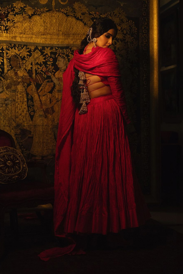 Bollywood Actress Sonam Kapoor Beauty In Red Dress5