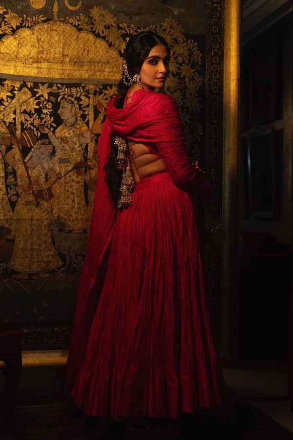 Bollywood Actress Sonam Kapoor Beauty In Red Dress10