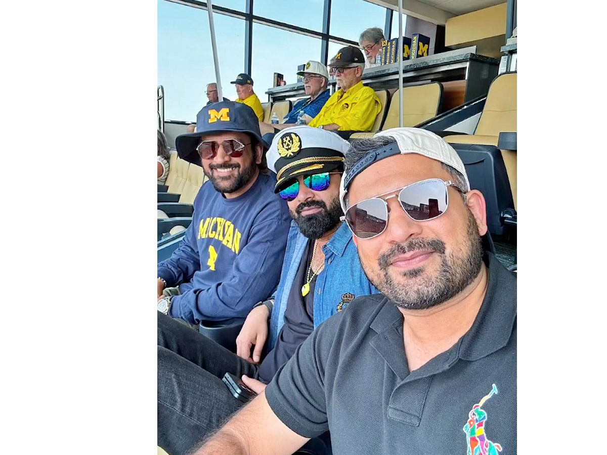 MS Dhoni Enjoys American Football Action in Michigan During Vacation With Friends Photos3