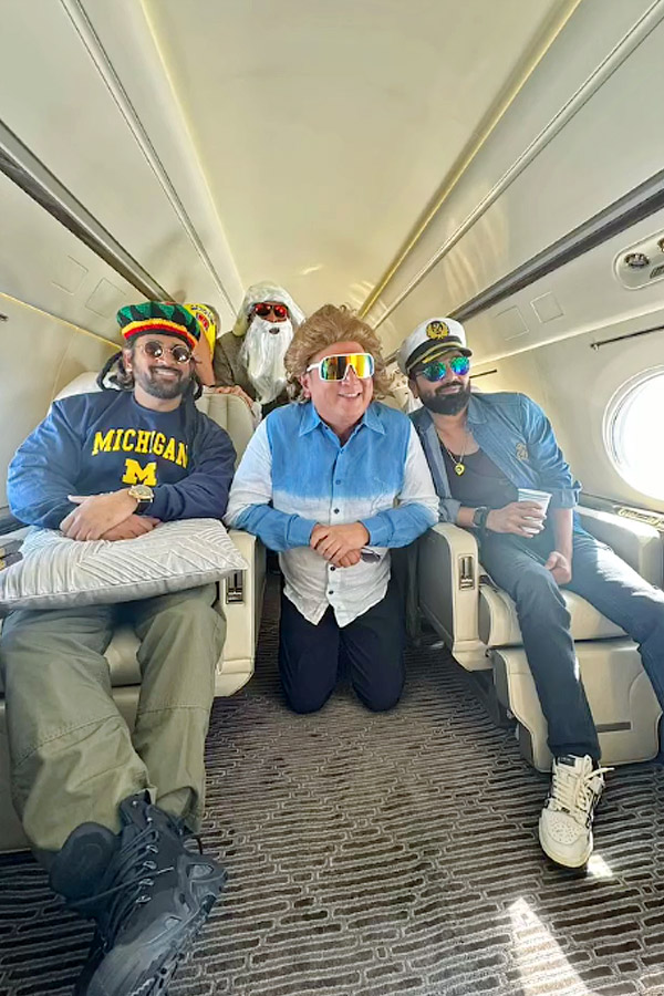 MS Dhoni Enjoys American Football Action in Michigan During Vacation With Friends Photos5