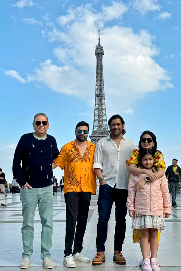 MS Dhoni Enjoys American Football Action in Michigan During Vacation With Friends Photos6