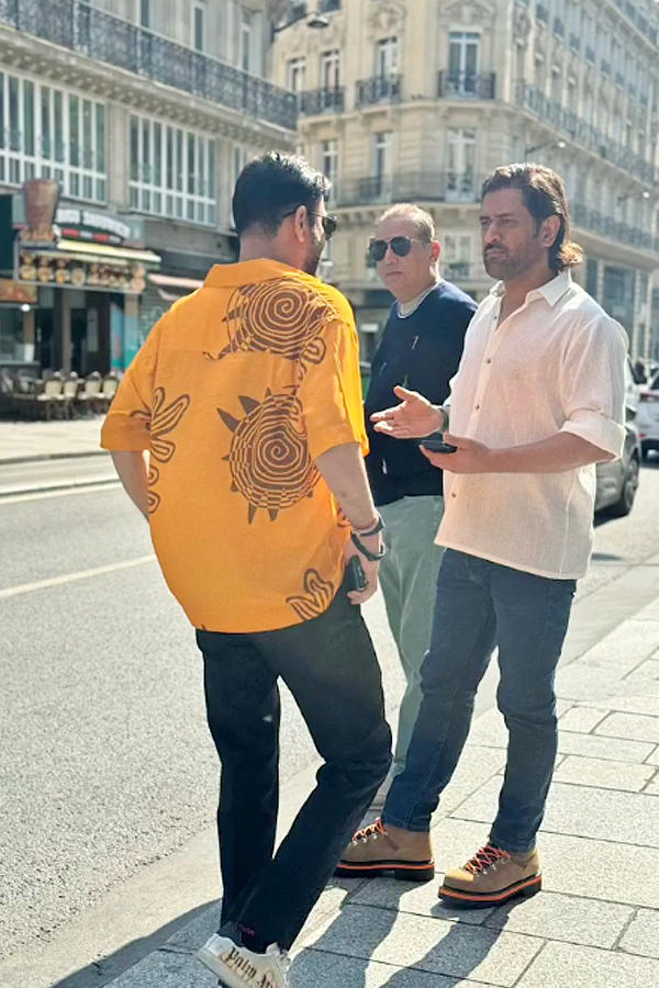 MS Dhoni Enjoys American Football Action in Michigan During Vacation With Friends Photos8