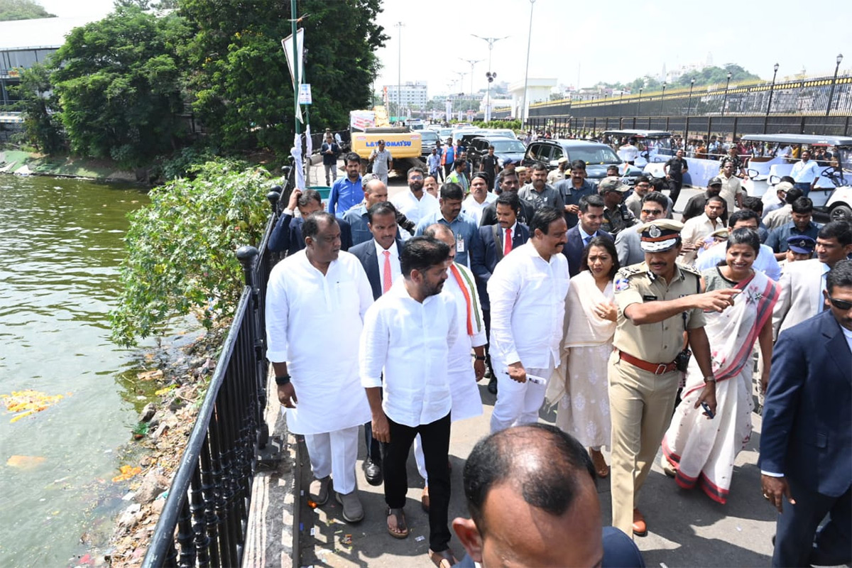 cm revanth reddy in ganesh nimajjanam at Tank Bund Road6
