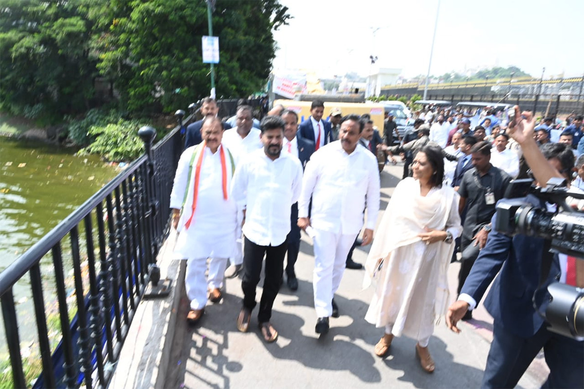 cm revanth reddy in ganesh nimajjanam at Tank Bund Road8