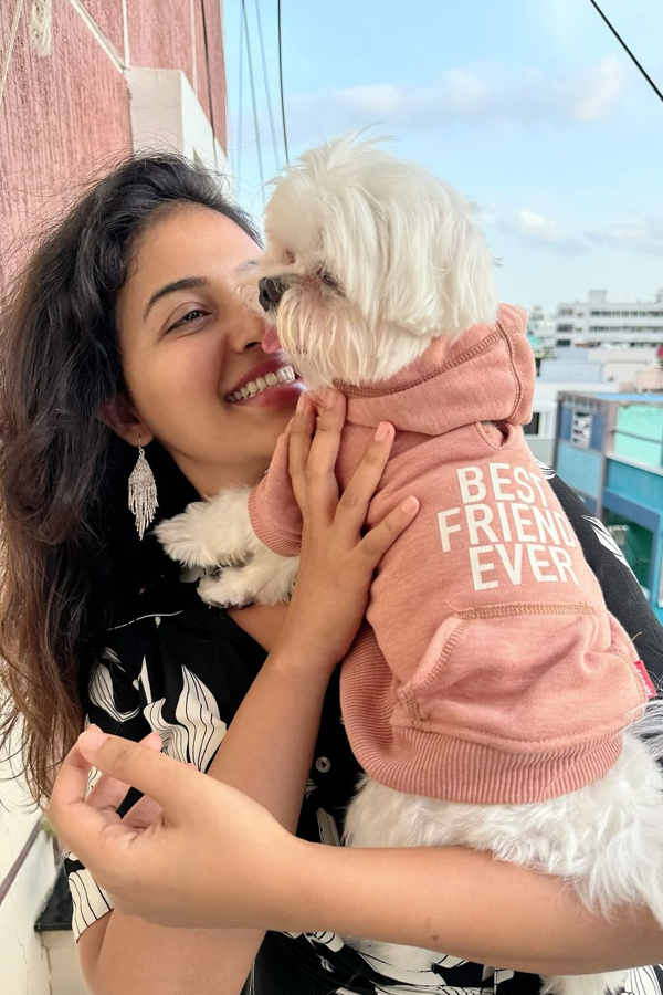 South Indian Actress Anjali And Varsha Bollamma Shared Photos With Their Loved Pets4