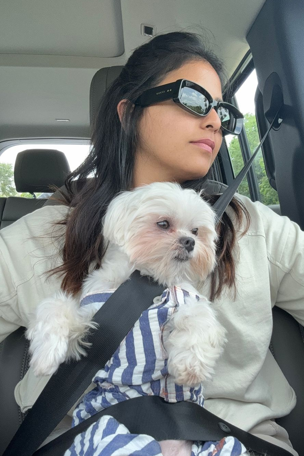 South Indian Actress Anjali And Varsha Bollamma Shared Photos With Their Loved Pets6