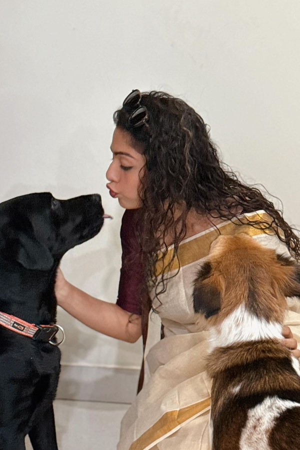 South Indian Actress Anjali And Varsha Bollamma Shared Photos With Their Loved Pets9
