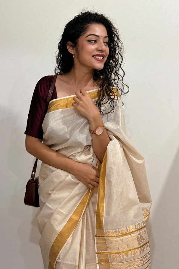South Indian Actress Anjali And Varsha Bollamma Shared Photos With Their Loved Pets10