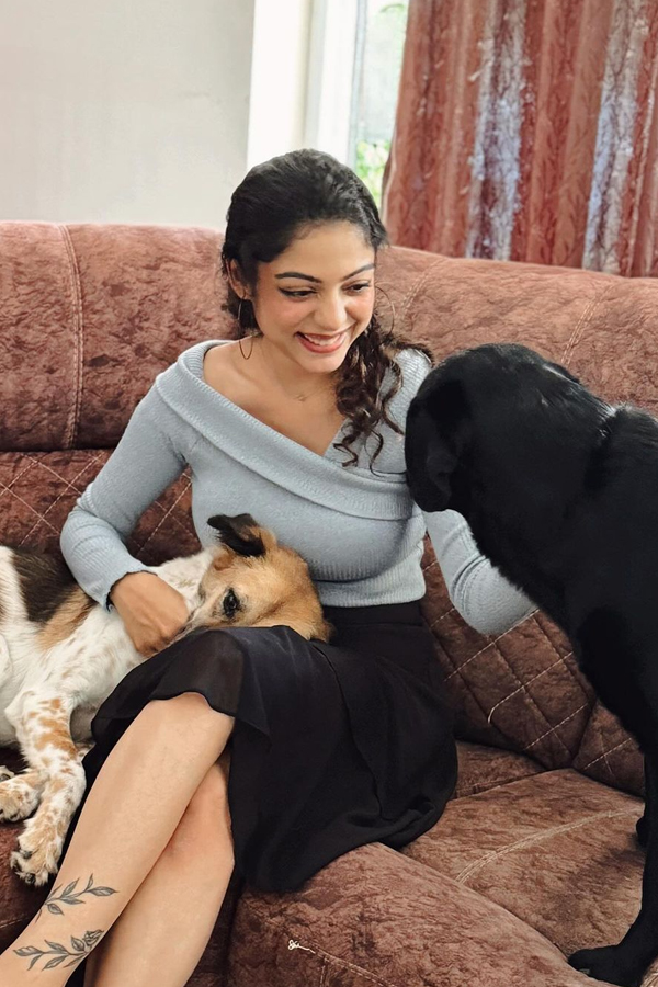 South Indian Actress Anjali And Varsha Bollamma Shared Photos With Their Loved Pets11