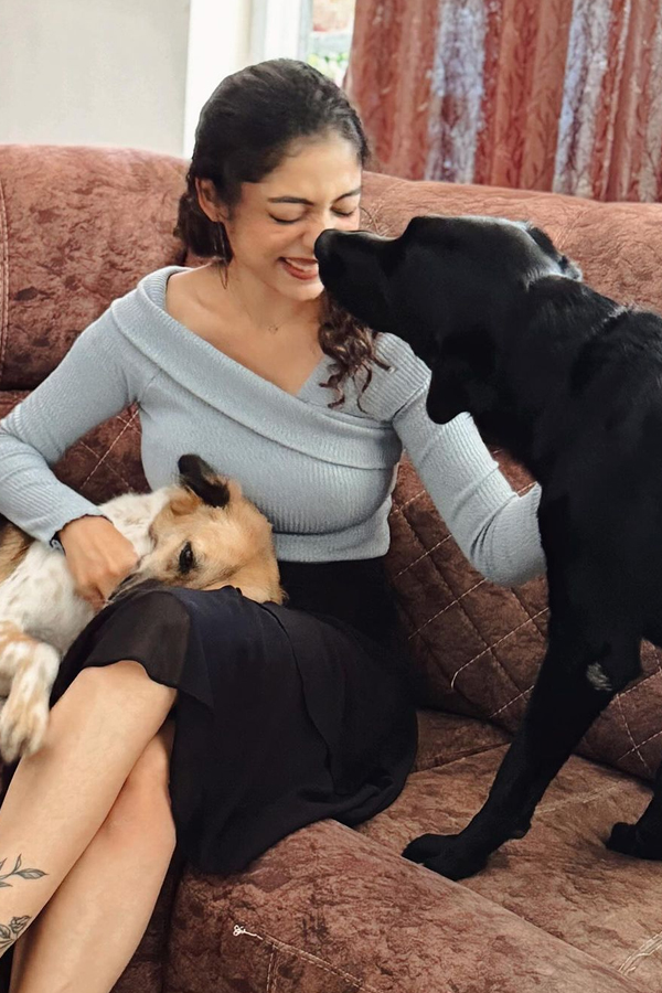 South Indian Actress Anjali And Varsha Bollamma Shared Photos With Their Loved Pets12