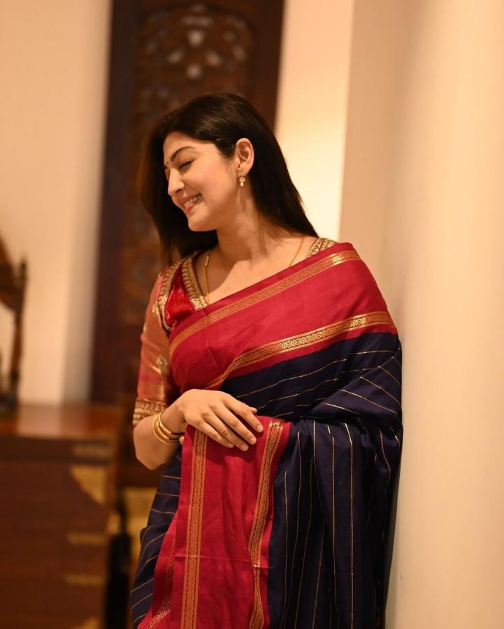 Tollywood Heroine Pranitha Subhash Latest Saree Looks7