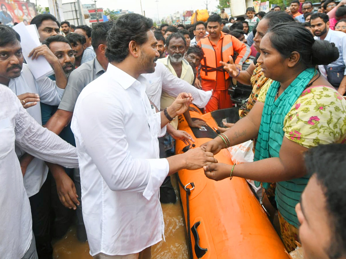 YS Jagan Interacts With Victims In Flood Water Photo Gallery12