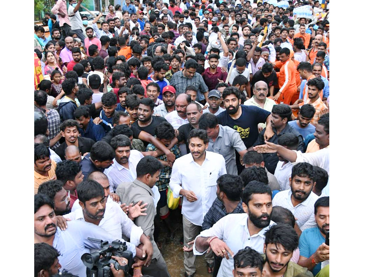 YS Jagan Interacts With Victims In Flood Water Photo Gallery14