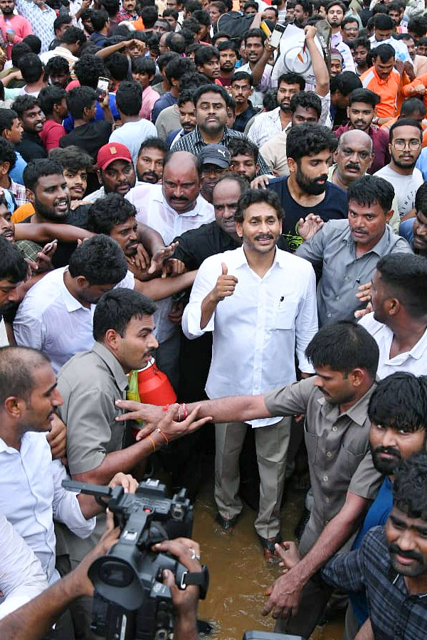 YS Jagan Interacts With Victims In Flood Water Photo Gallery15