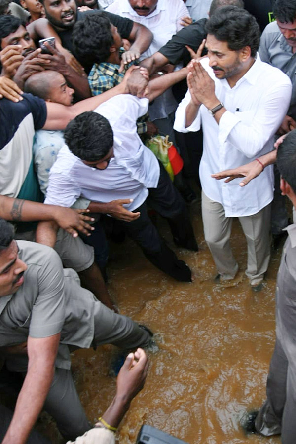 YS Jagan Interacts With Victims In Flood Water Photo Gallery16