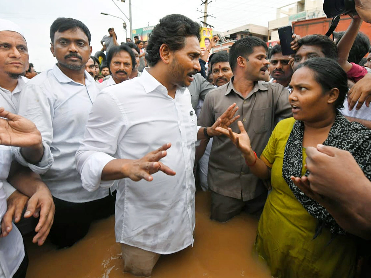 YS Jagan Interacts With Victims In Flood Water Photo Gallery3