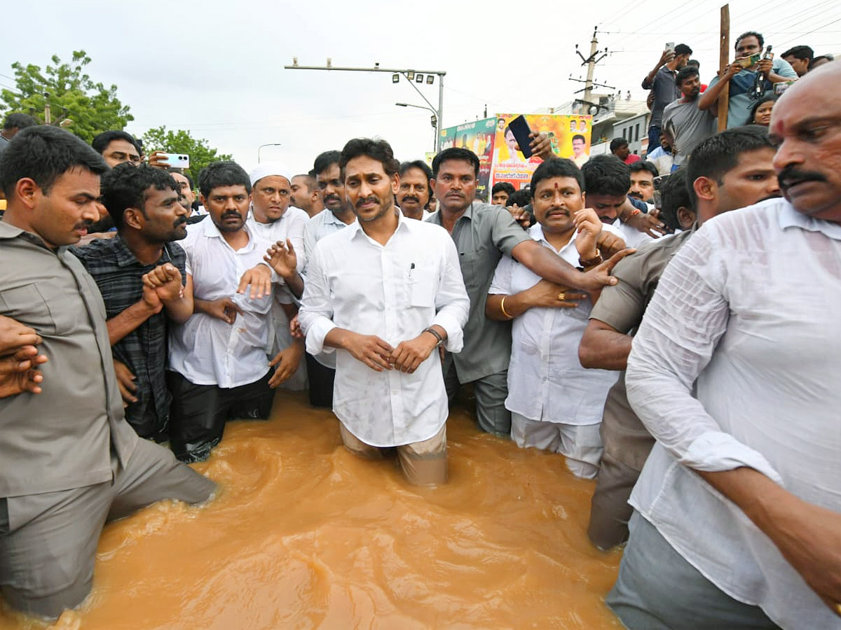 YS Jagan Interacts With Victims In Flood Water Photo Gallery5