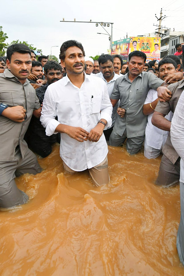 YS Jagan Interacts With Victims In Flood Water Photo Gallery6