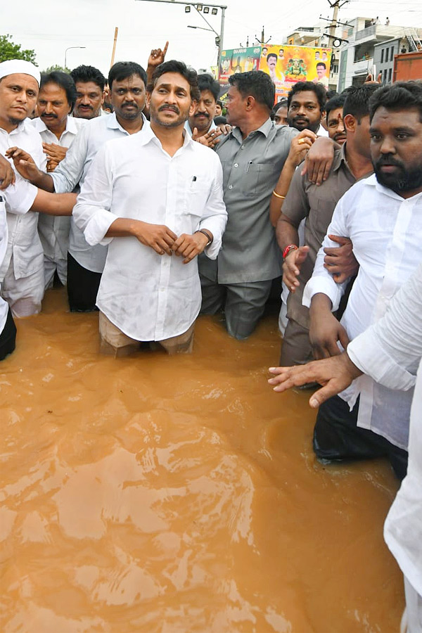 YS Jagan Interacts With Victims In Flood Water Photo Gallery7