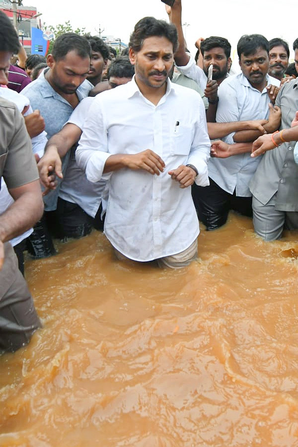 YS Jagan Interacts With Victims In Flood Water Photo Gallery8