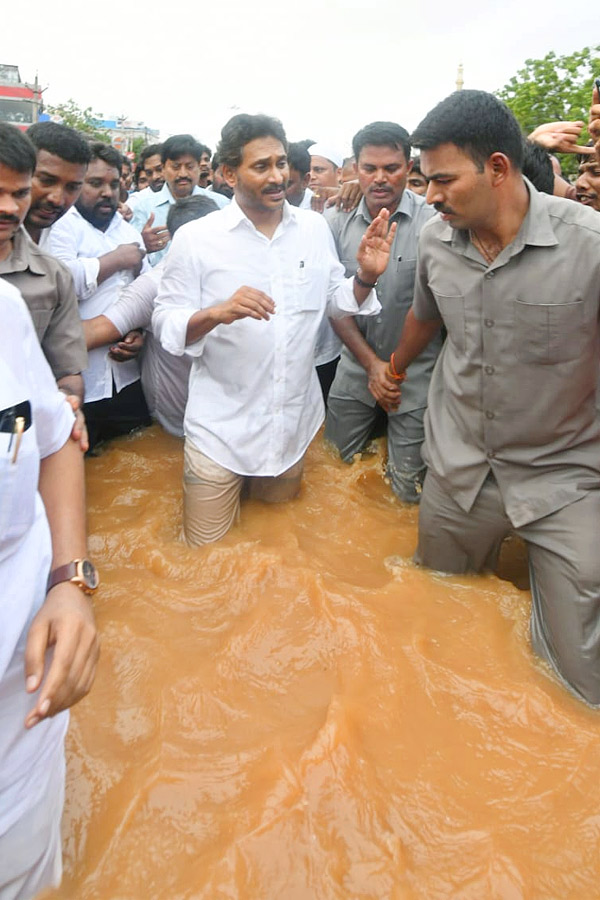 YS Jagan Interacts With Victims In Flood Water Photo Gallery9