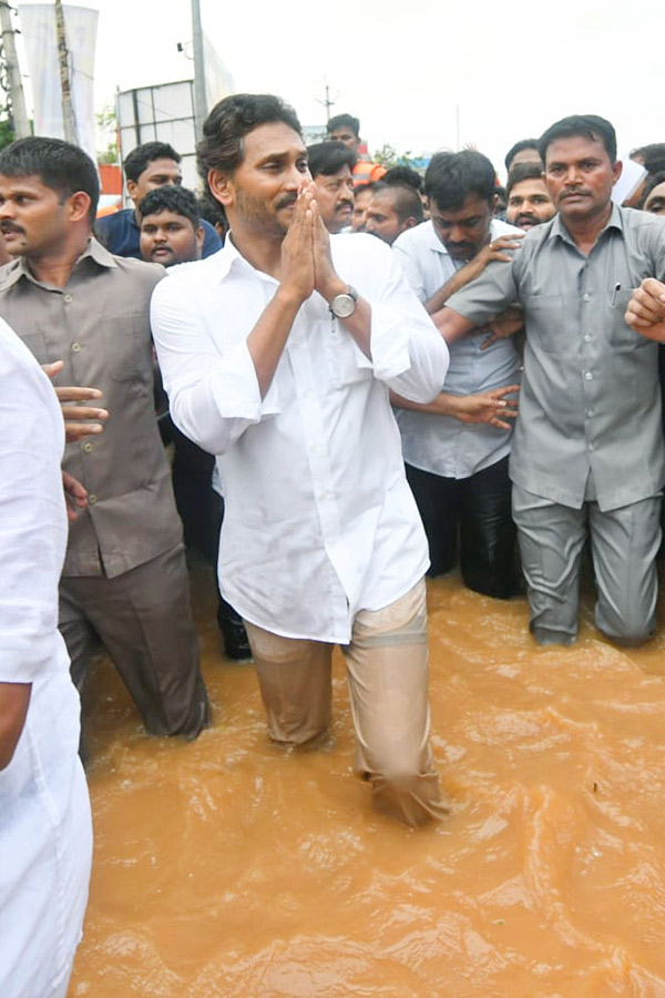 YS Jagan Interacts With Victims In Flood Water Photo Gallery10