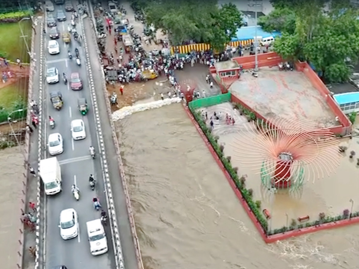 YS Jagan Visit to See Flow of Krishna River Near Retaining Wall in Vijayawada Photos10