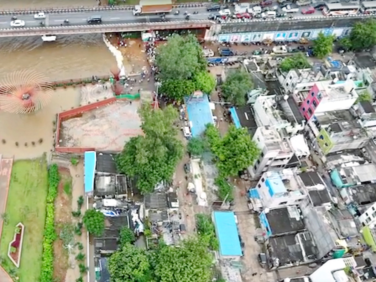 YS Jagan Visit to See Flow of Krishna River Near Retaining Wall in Vijayawada Photos11