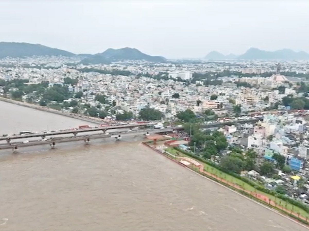 YS Jagan Visit to See Flow of Krishna River Near Retaining Wall in Vijayawada Photos12