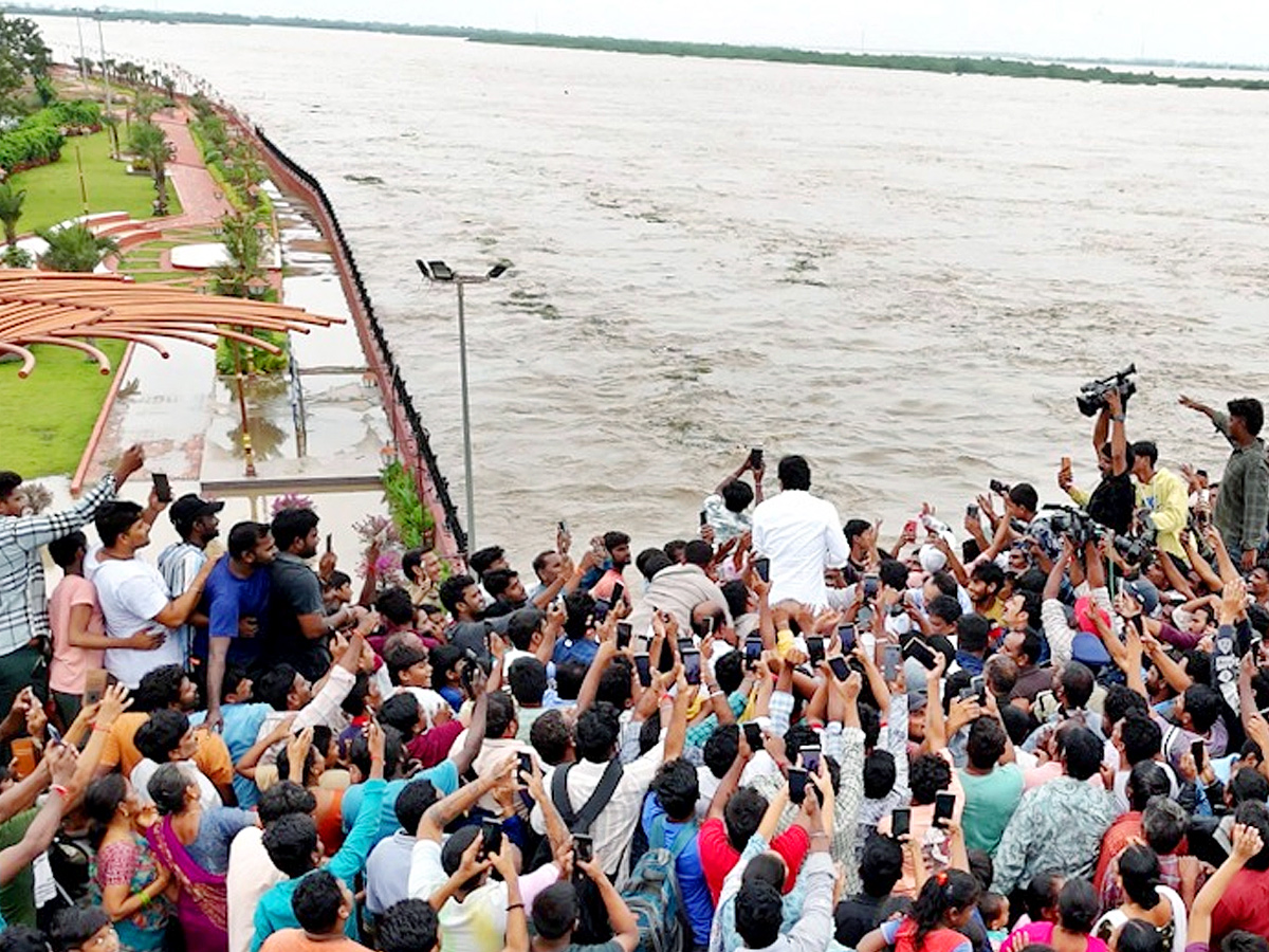YS Jagan Visit to See Flow of Krishna River Near Retaining Wall in Vijayawada Photos3