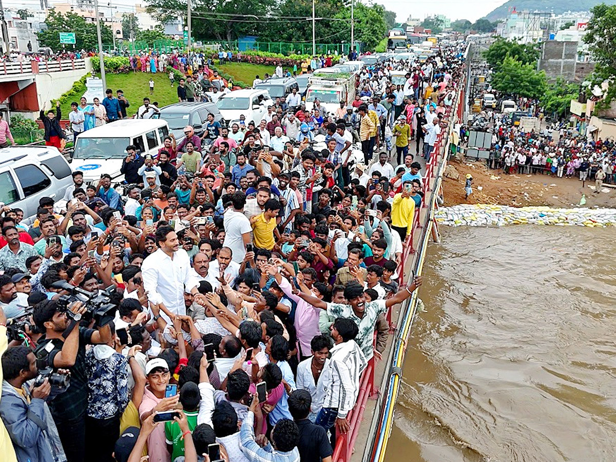 YS Jagan Visit to See Flow of Krishna River Near Retaining Wall in Vijayawada Photos4